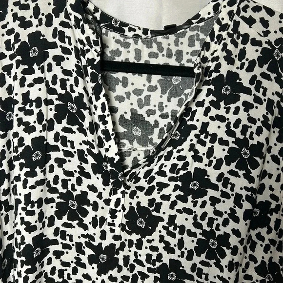 ILANCO NWT black & white abstract floral,  v neck , tie strap cuffs, hi low - Picture 12 of 14